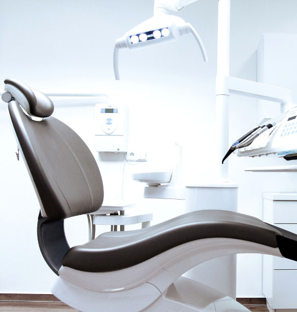 Moderne Ausstattung eines Behandlungszimmers in einer Zahnarztpraxis mit Stuhl, Beleuchtung und Bedienelementen